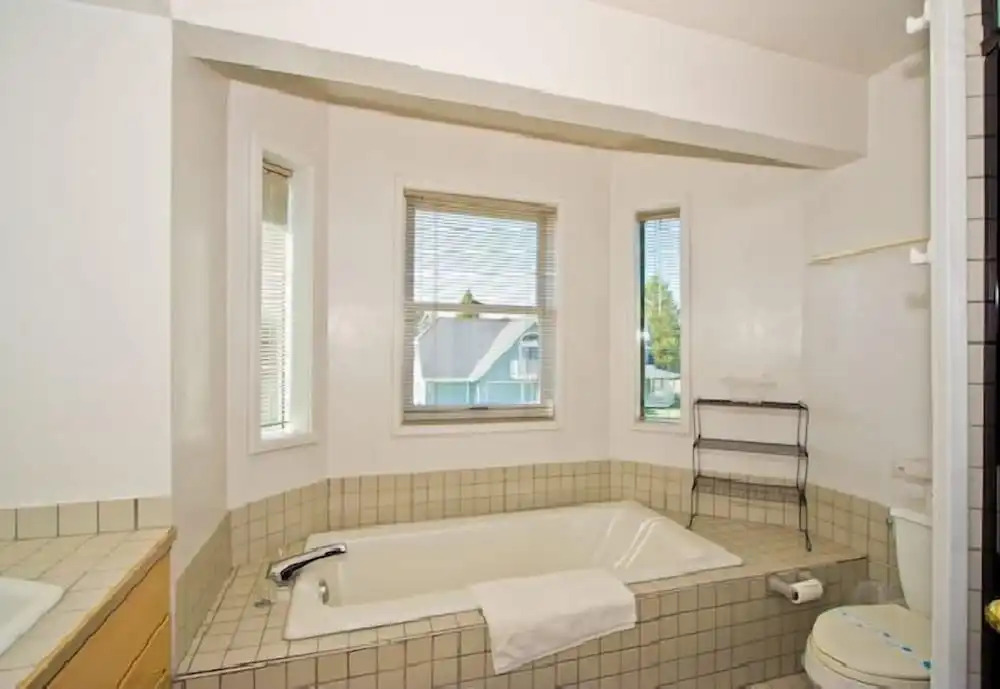 2136 Venice Dr.