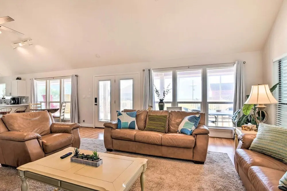Walk to Ocean: Coastal Home in Crystal Beach!