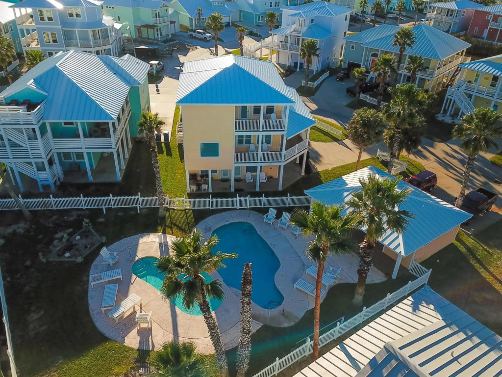 RD385 Dreamsicle Large Home in Gulfside Neighborhood, Shared Pool, Boardwalk to Beach
