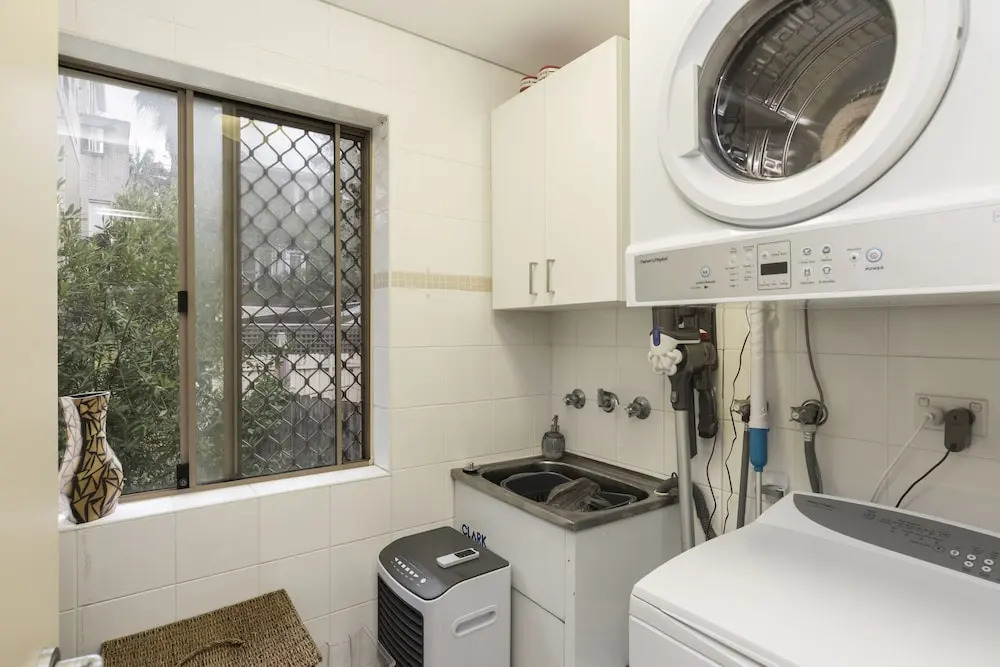 Coogee Beach With AC Close To Beach And City