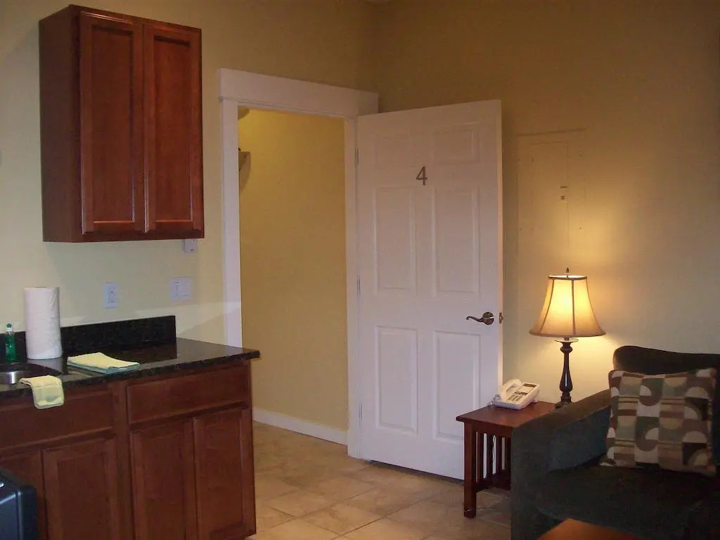 Cozy & Clean Second-Story Suite w/ Kitchenette & Free WiFi - Walk to the Harbor