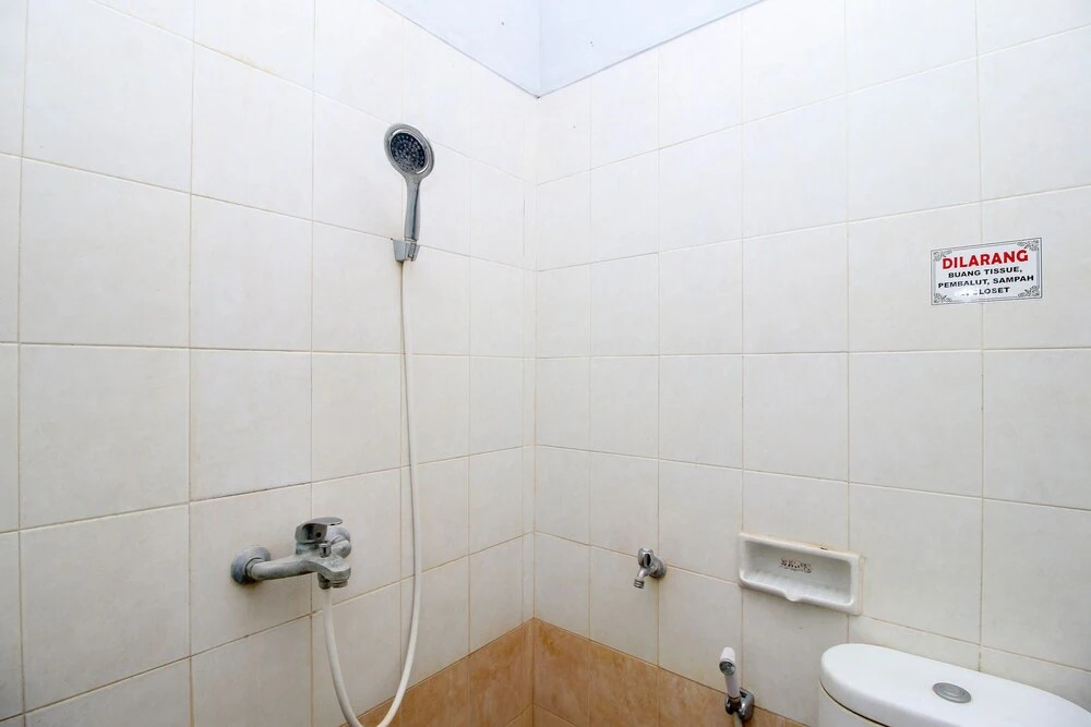 Airy Stasiun Balapan Monginsidi 106 Solo