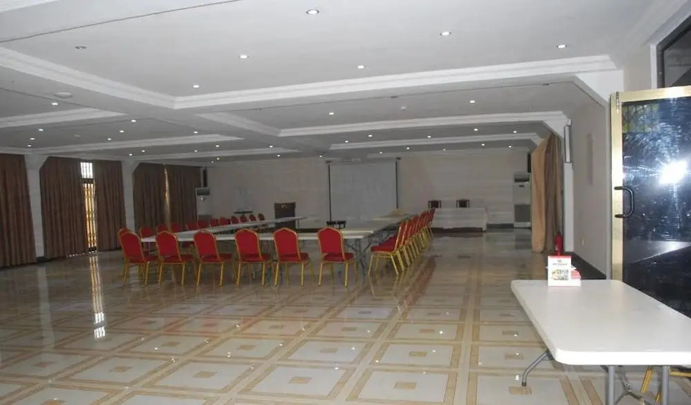 Ampoma Hotel