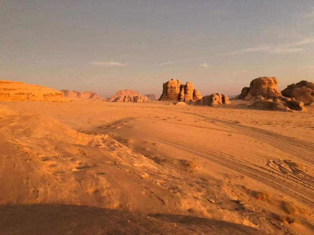 WADI RUM-Bedouin Tents and Jeep Tours