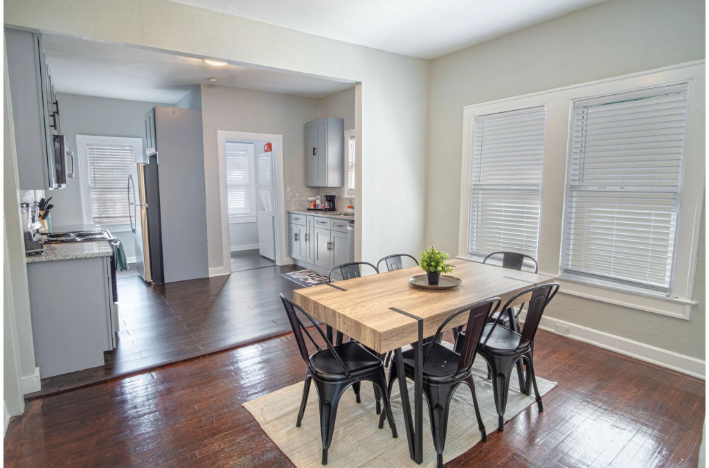 Trendy 3 BR Prime Apt Near Downtown