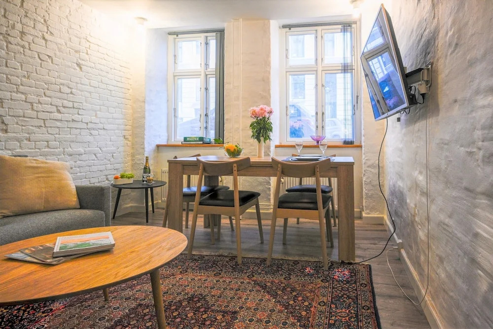 Lake - Pleasant 2-bdr Apt in City Center