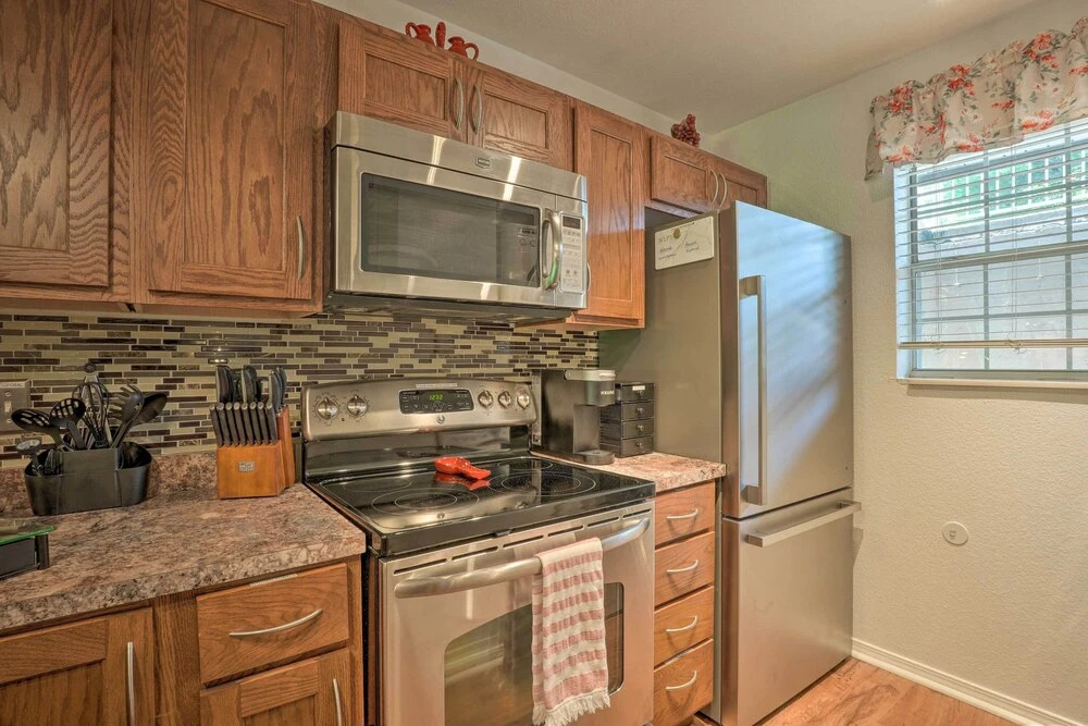 Sun-soaked Lake Taneycomo Condo w/ Furnished Patio