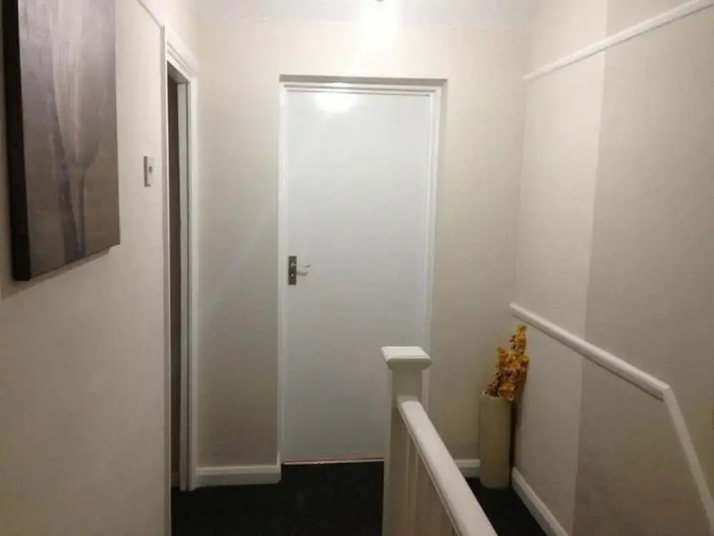 Double with shared bathroom sleeps 1-2 located 5 minutes from Heathrow dsbyr
