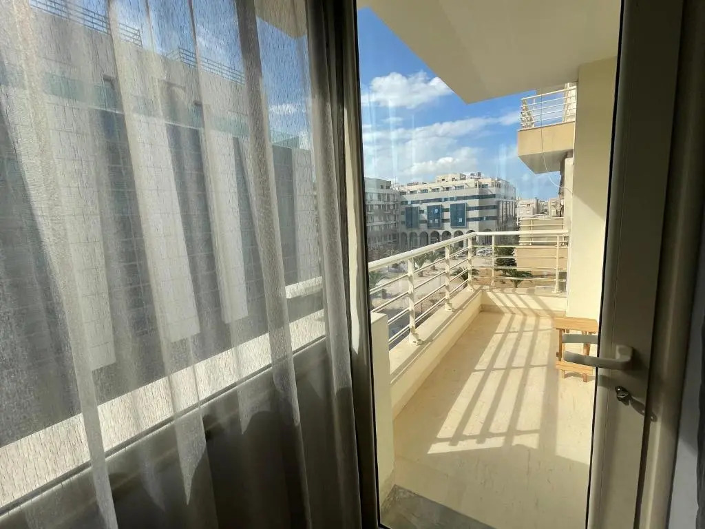 The Perfect Flat, Lac 2, Tunis