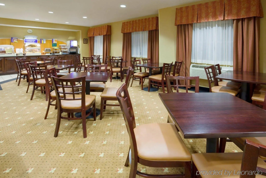 Holiday Inn Express Hotel and Suites Stevens Point by IHG