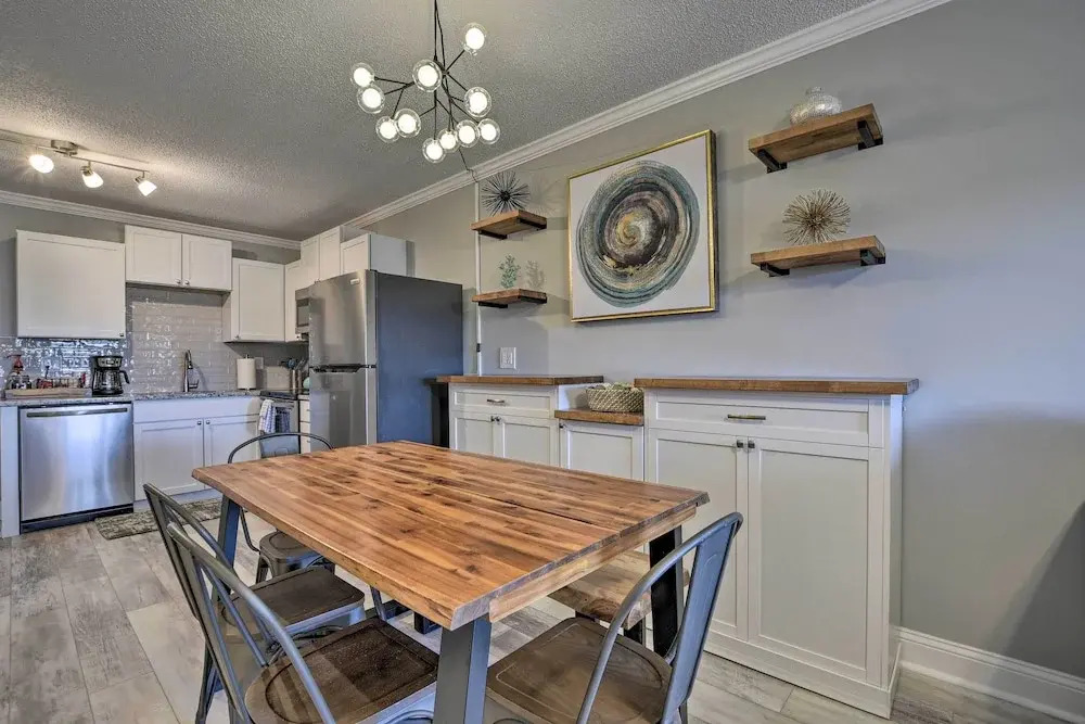 Beachfront Condo w/ Balcony: Walk to Apache Pier