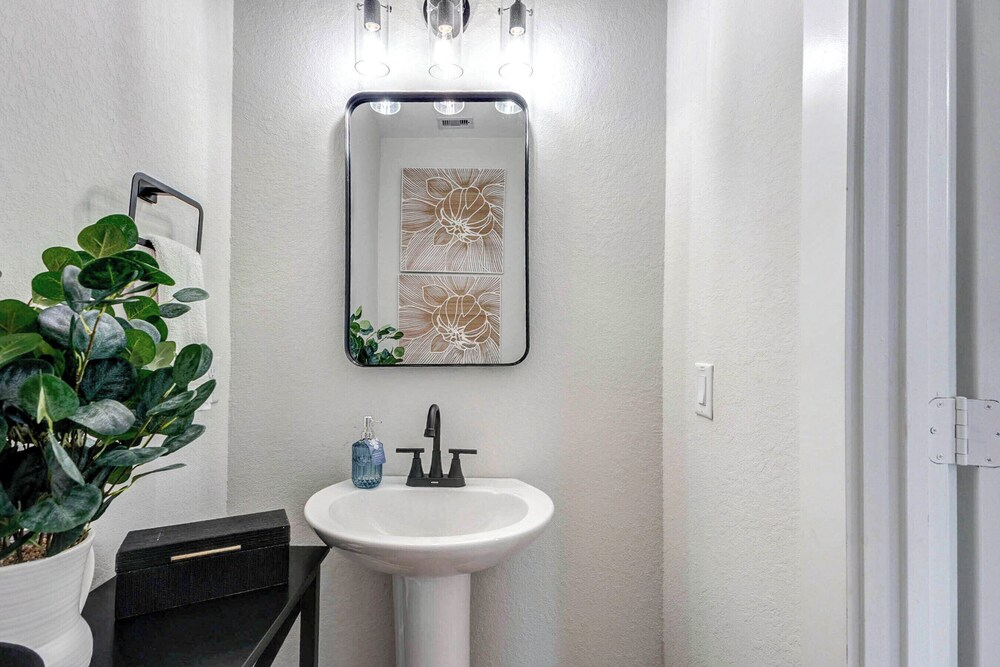 Explore Houston! Pet-friendly Home Near Downtown