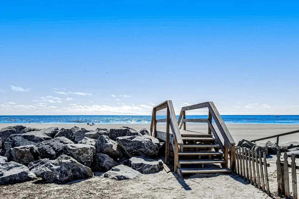 Charming Getaway w/ a Kitchenette & Free Wifi - Walk to the Beach