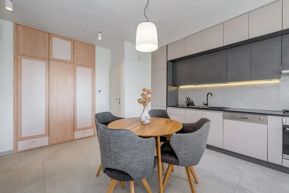 Modern 90 m2 apt With Balcony w the sea View