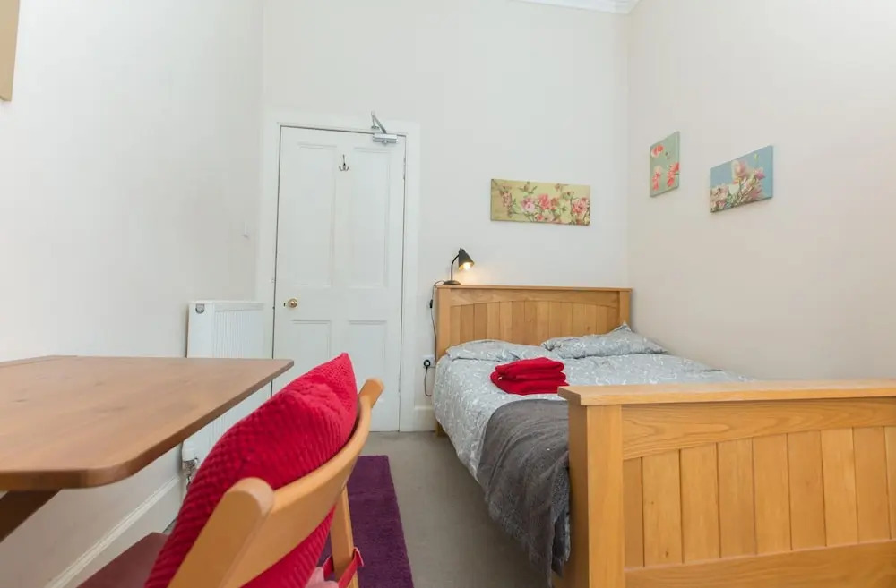 Spacious, Bright 5-br Flat for 10 in Edinburgh