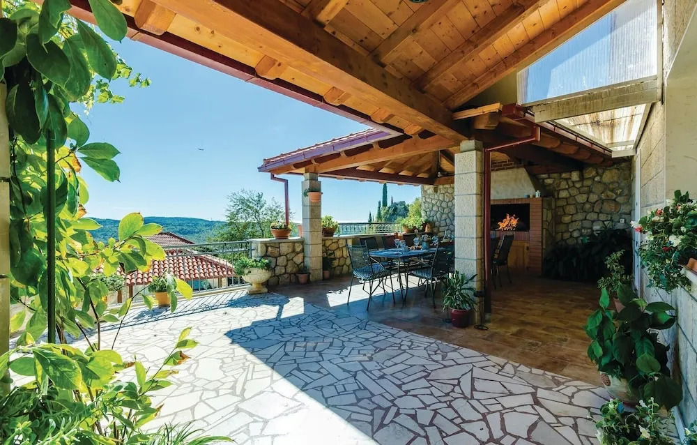 Awesome Home in Drvenik With Wifi and 5 Bedrooms