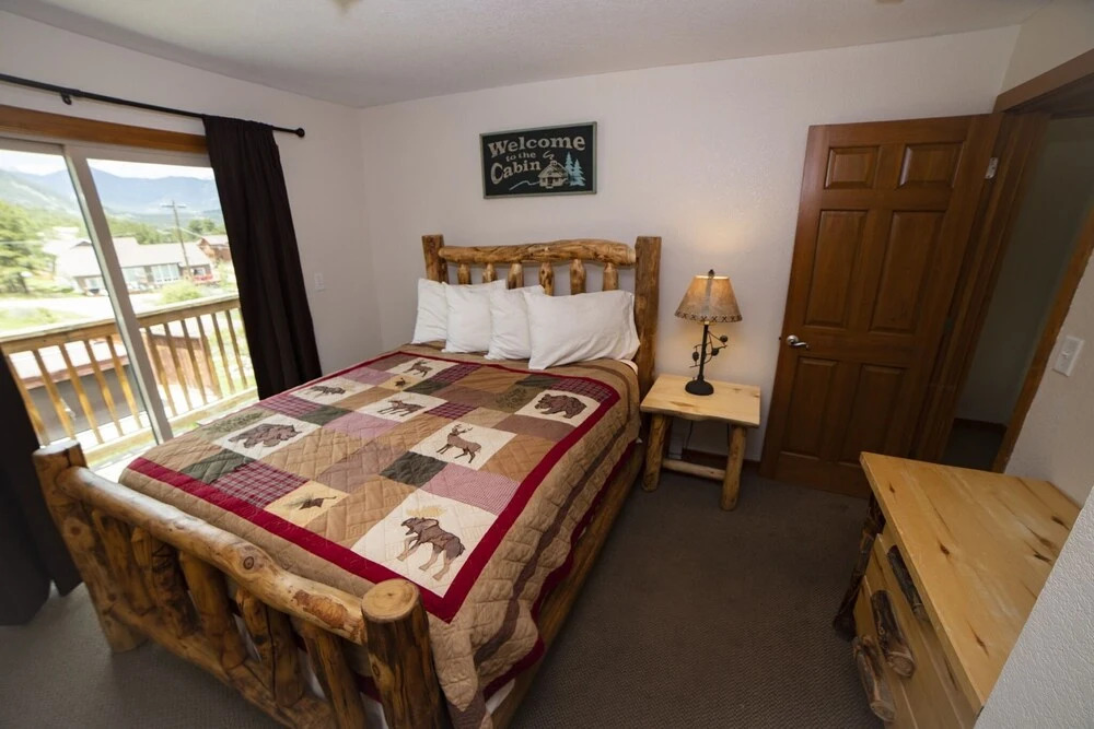 Rocky Mountain Retreat 1A- 4 bedroom/3 bath with personal hot tub offers Panoramic Mountain Views 4 Cabin