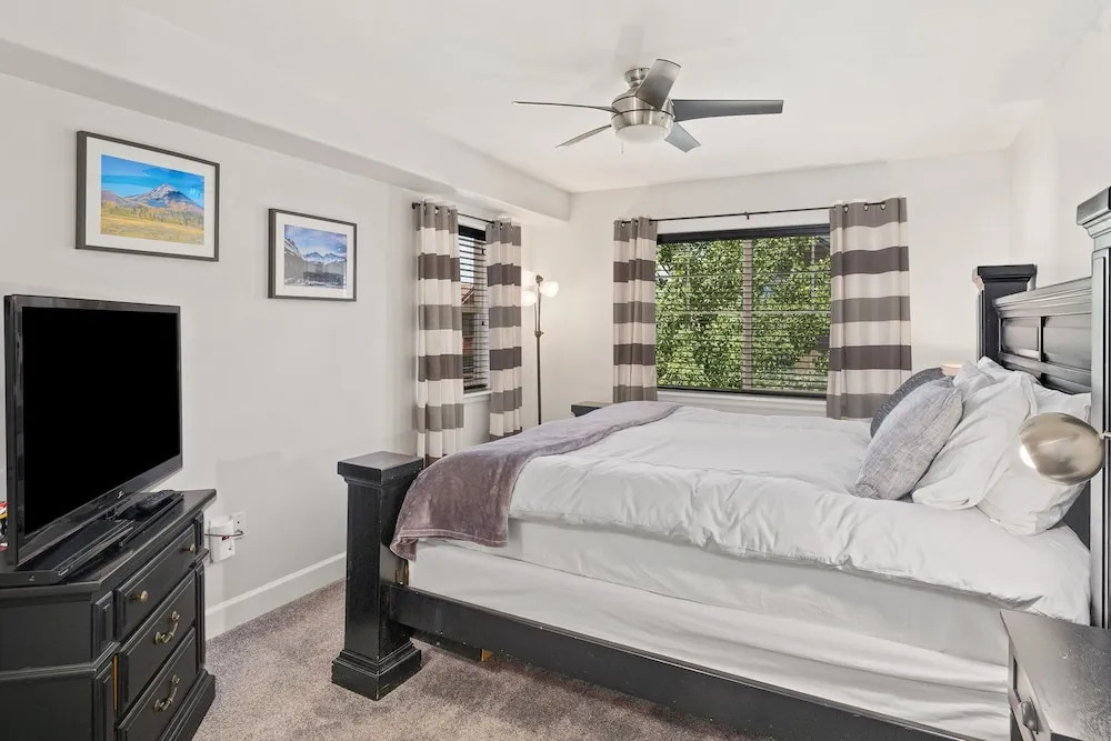 First Tracks 3301 2 Bedroom Condo by RedAwning