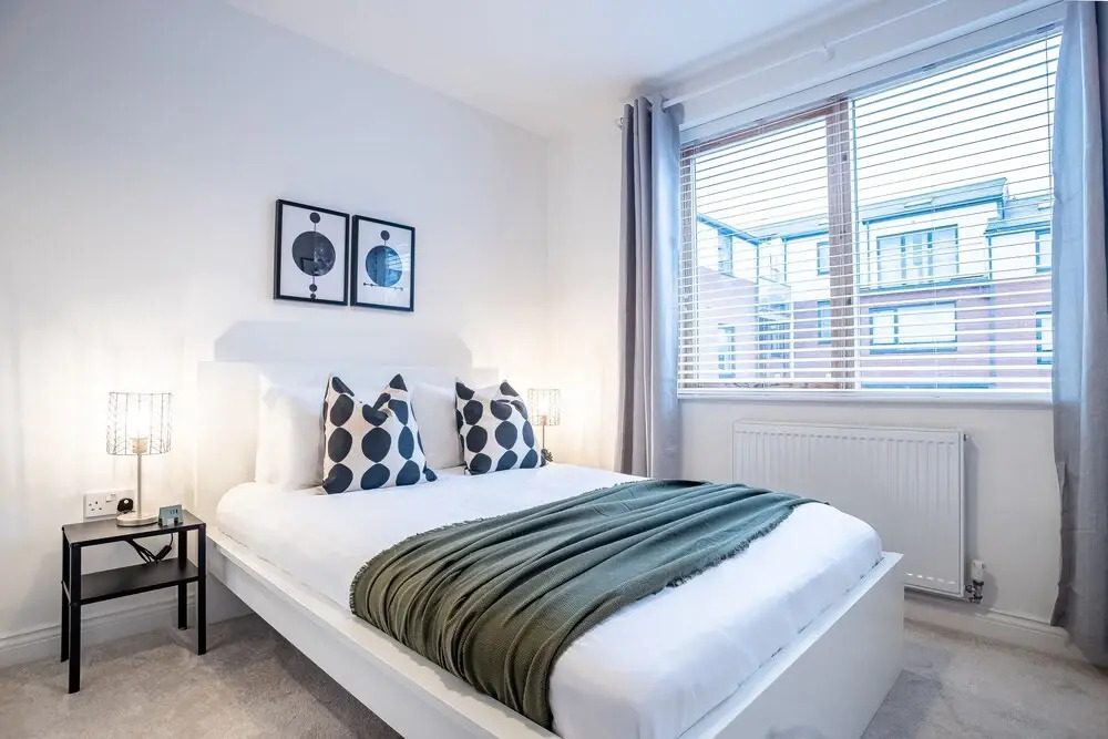 4 Bed Modern Home Balcony & Free Parking