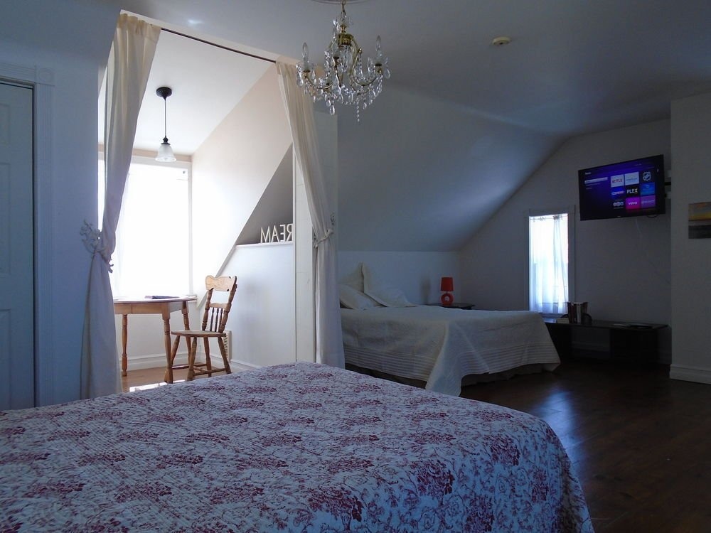 Groundswell Pub & Inn