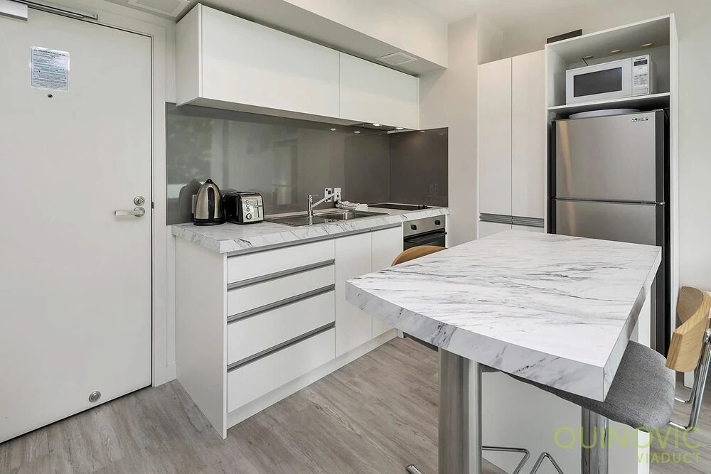 QV Refined Lighter Quay Apt - 767
