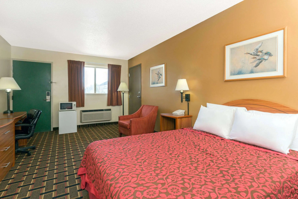Days Inn by Wyndham Paxton