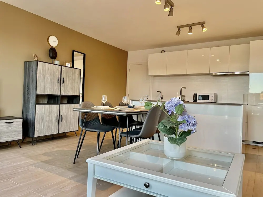 OneLuxStay near Diamond District