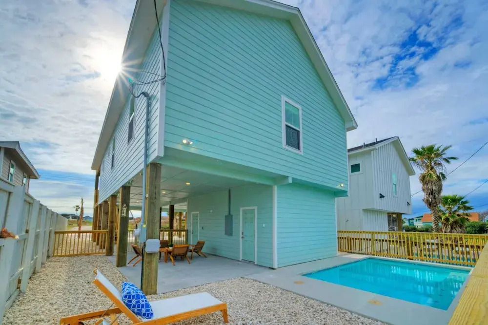 Sleeps 24 2 Homes, Walk to the Beach, Private Pools, Fire Pit, Modern Design