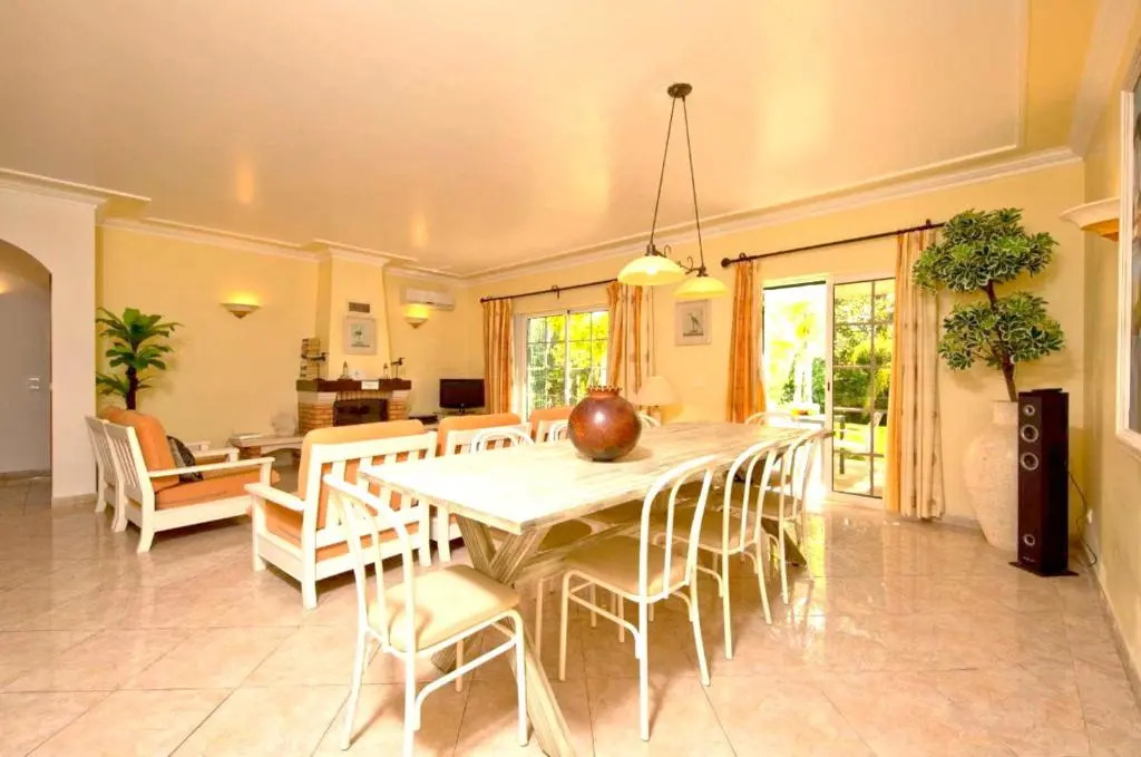 A stylish villa with a private pool, short drive from the centre, free AC Wifi