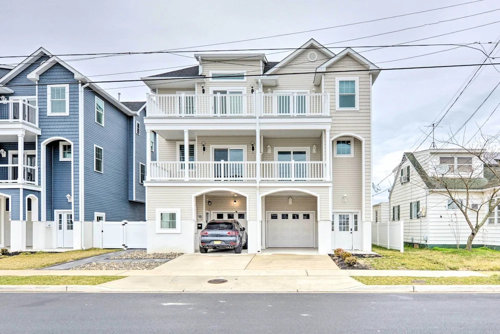 New Townhome u003c Half Mi to Beach