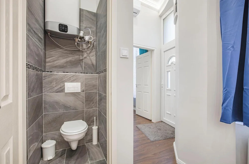 Quiet Downtown Haven  2Br | A/C | Free Parking