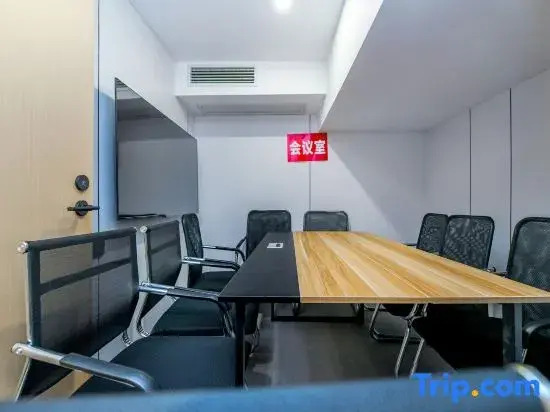 Yingman Hotel (Chongqing East Station Changshengqiao Light Rail Station)