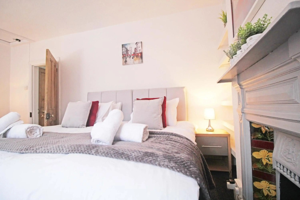 Panton Road - Modern Classic Terrace - Sleeps 12