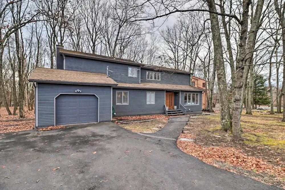 Hot Tub, Game Room & Fire Pit: Poconos Retreat