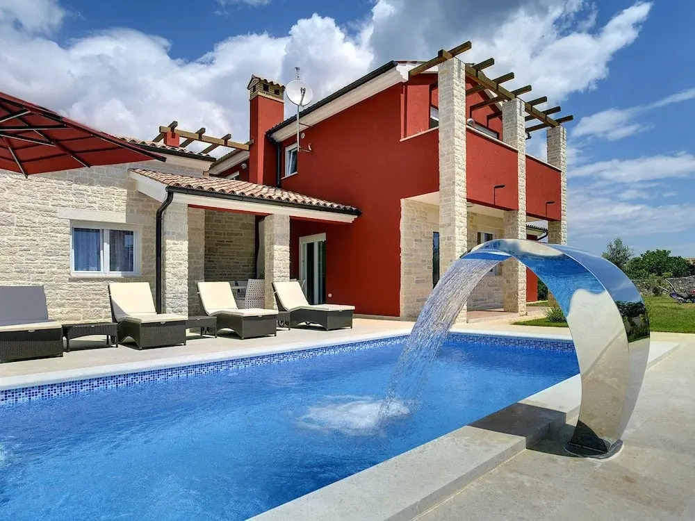 Villa in Bratulici With Pool Near Beach