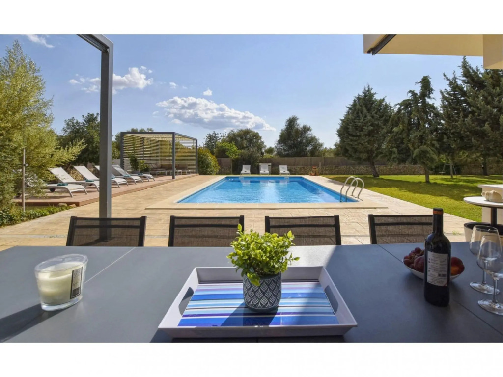 Recently Built Country House in a Minimalist Style, Private Pool Detached