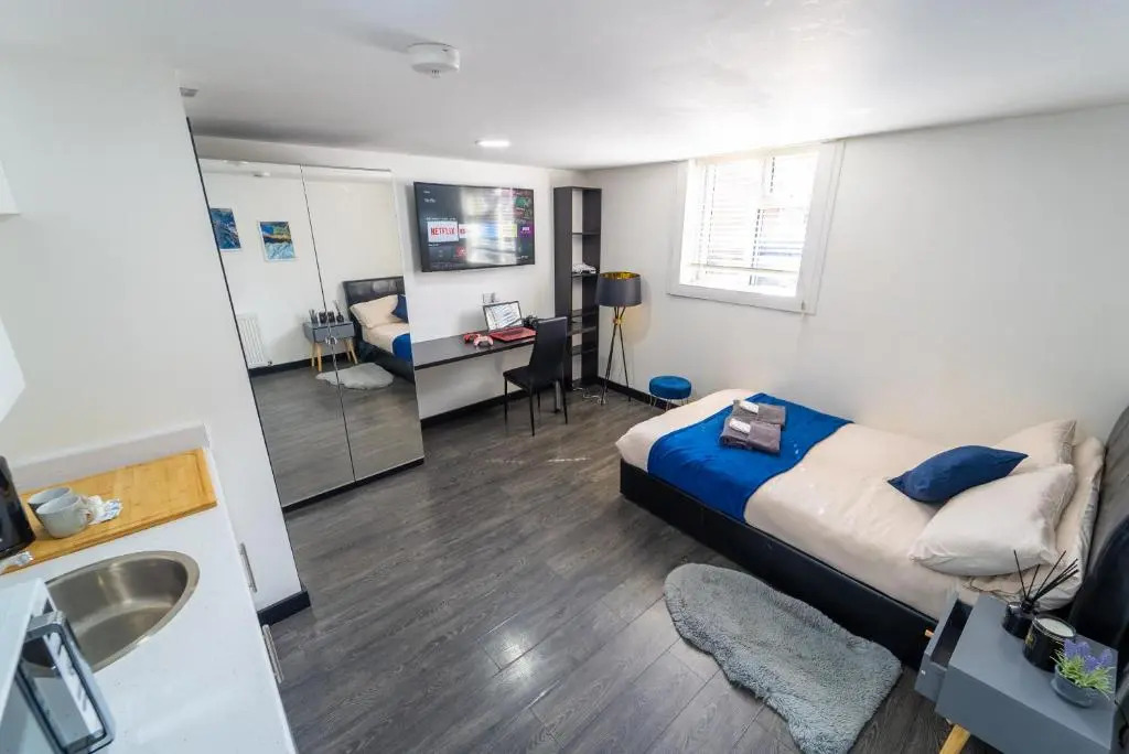 STAY SA Cosy equipped studios available 10 mins from the city! Free WIFI &50" SMART TVs