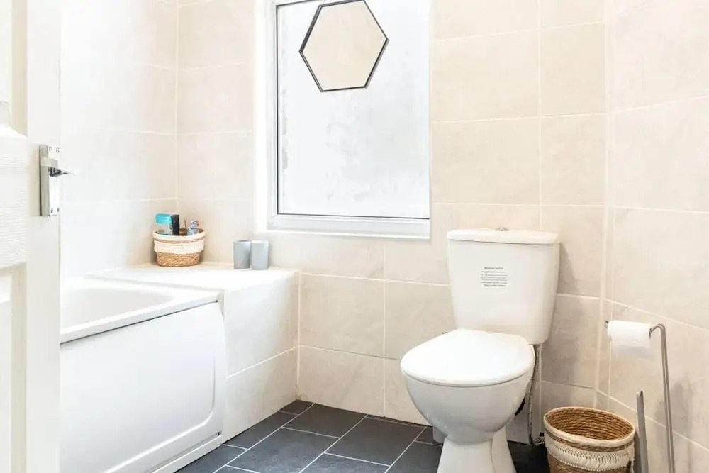 3 Bed House - Sleeps 7 - Garden - Parking - Wifi