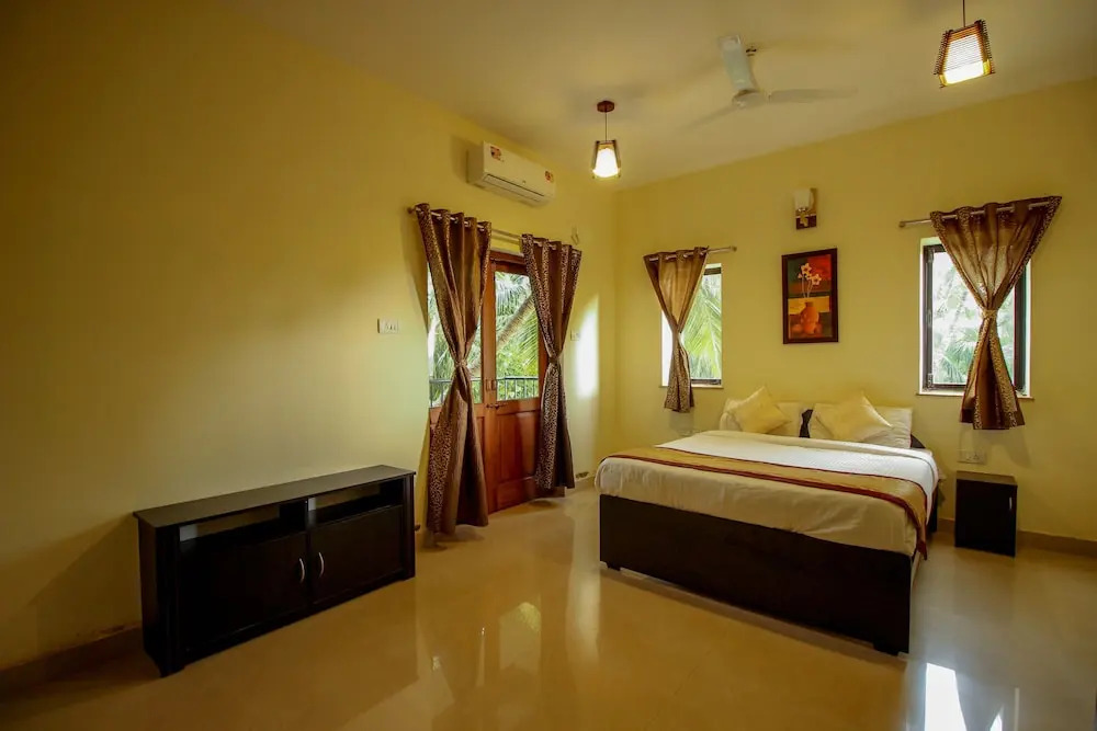 OYO 9887 Home 3BHK Near Club Cubana