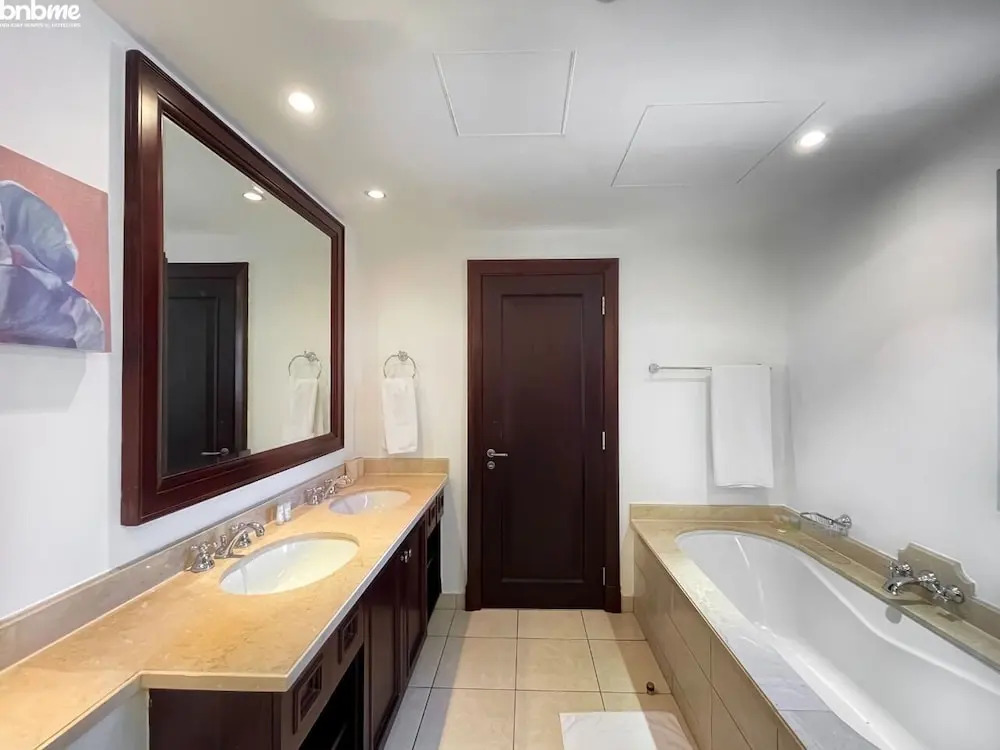 Lux 2B in Oldtown in of DT by Bnbme Homes