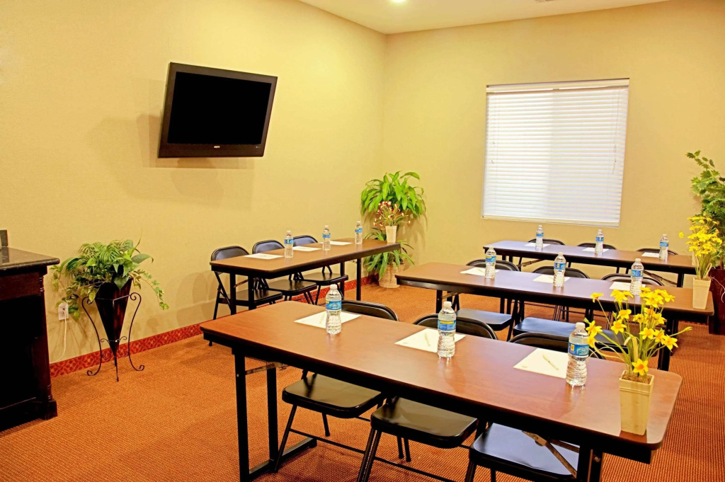 Best Western Plus Bowie Inn & Suites
