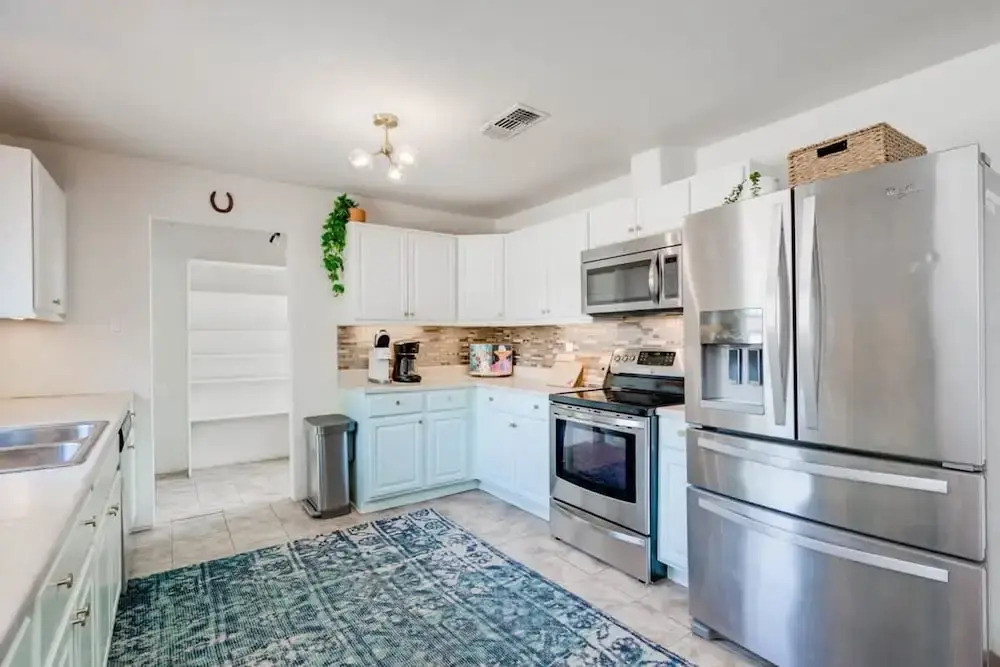 5 2 two Kings hot tub Firepit 16min to Wine Trail Nearby Pickleball Courts Pool