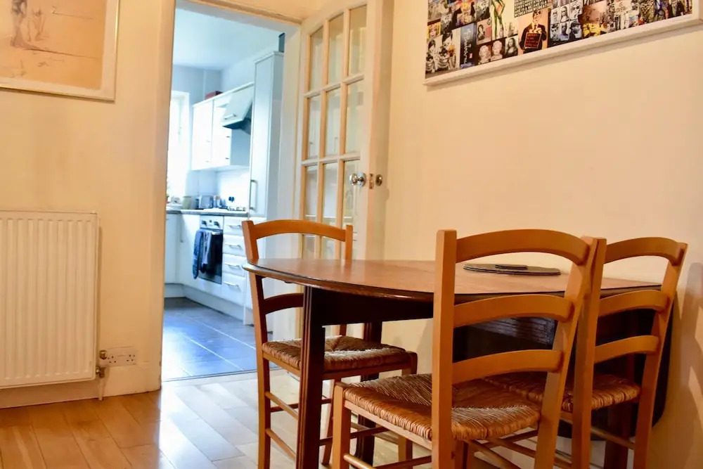 2 Bedroom Wimbledon House With Garden