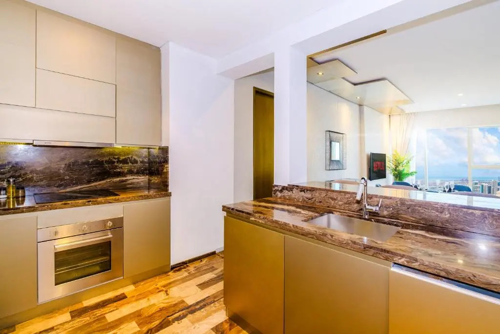 LUX - Lavish Suite with Full Palm Jumeirah View 1