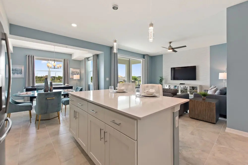 Decadent Penguin - Storey Lake by Shine Villas 704 apts
