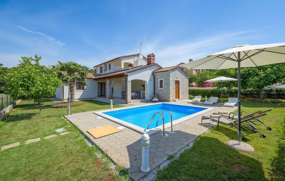 Three-Bedroom Holiday Home In Tinjan