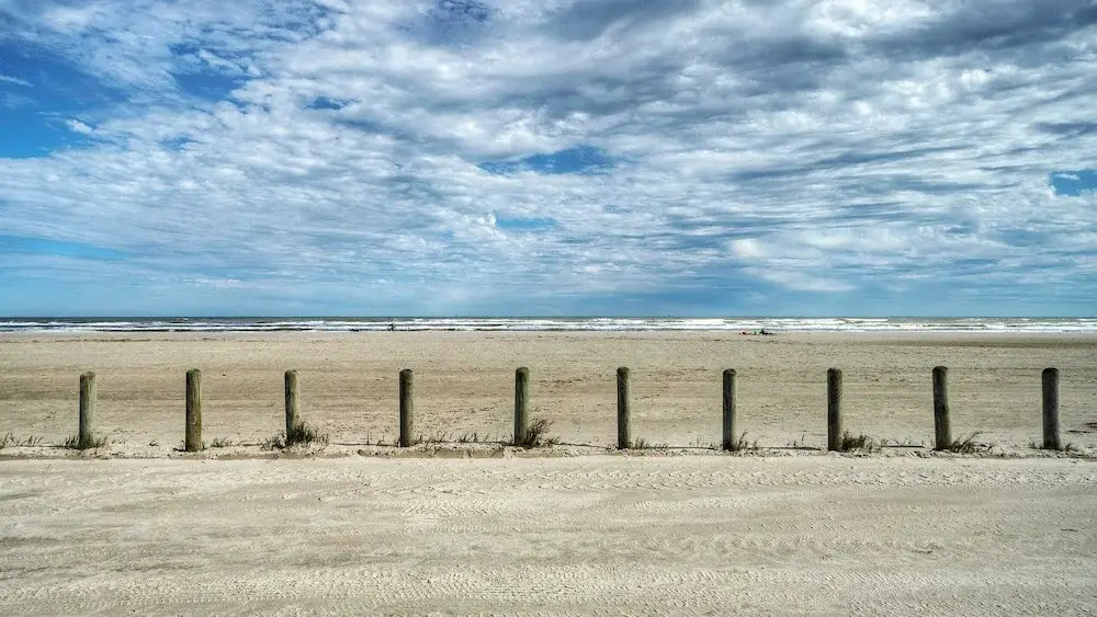 Bright Coastal Escape w/ Games, Swing Chairs & Minutes to Port A Beach Captain Kirk by Avantstay