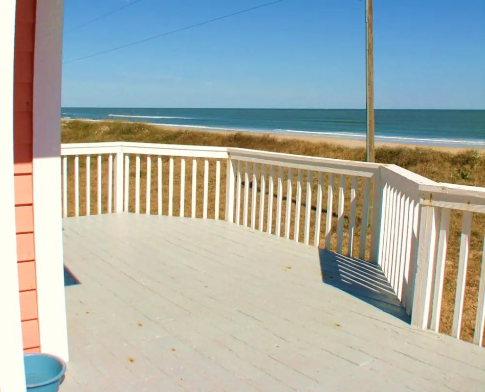 White Sand Beach House by Vtrips