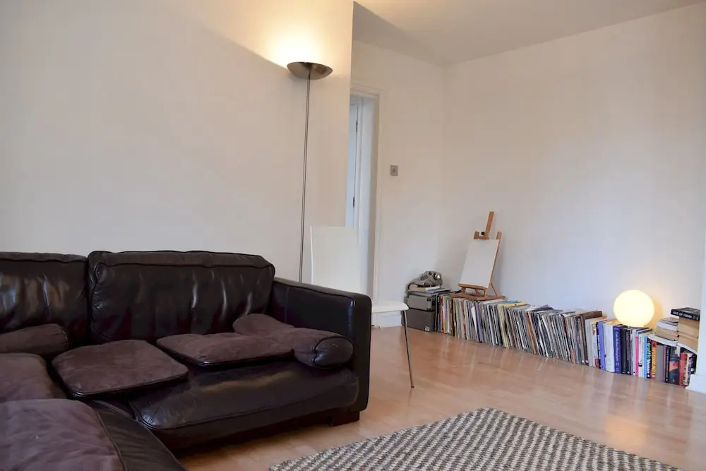 Light And Spacious Home In Battersea Square