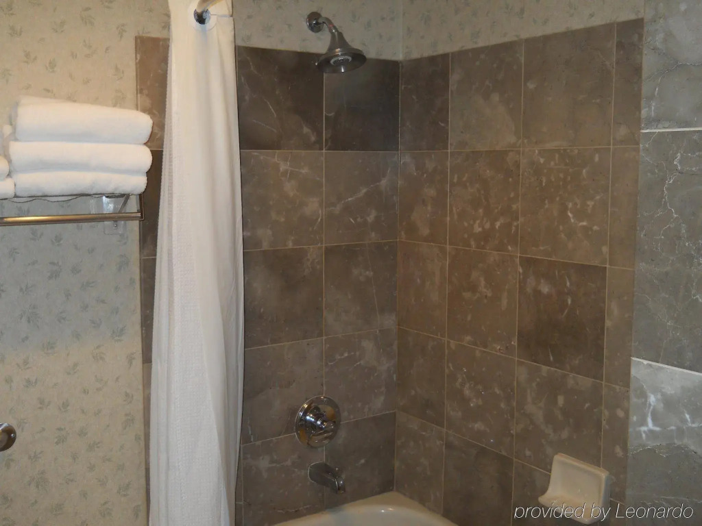 GuestHouse Inn & Suites Poulsbo